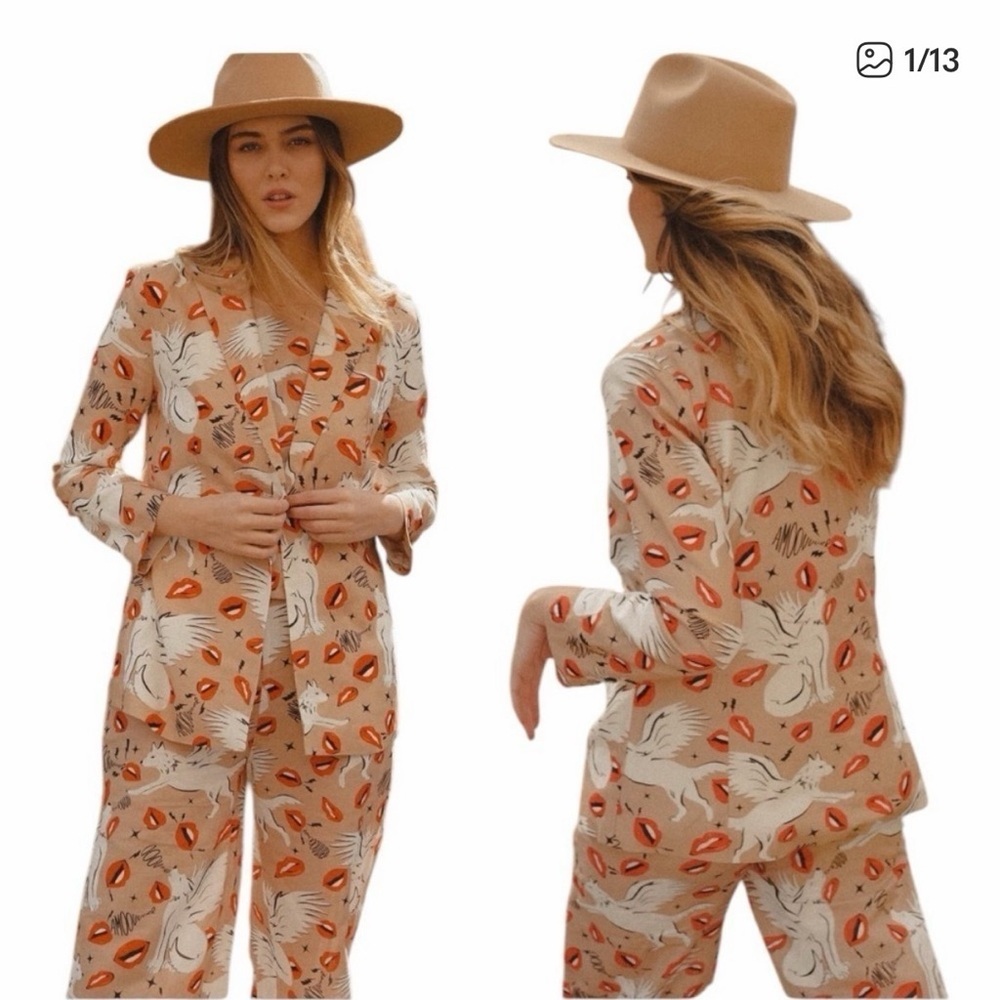 Las Sureñas Gray Wolf Kisses Suit